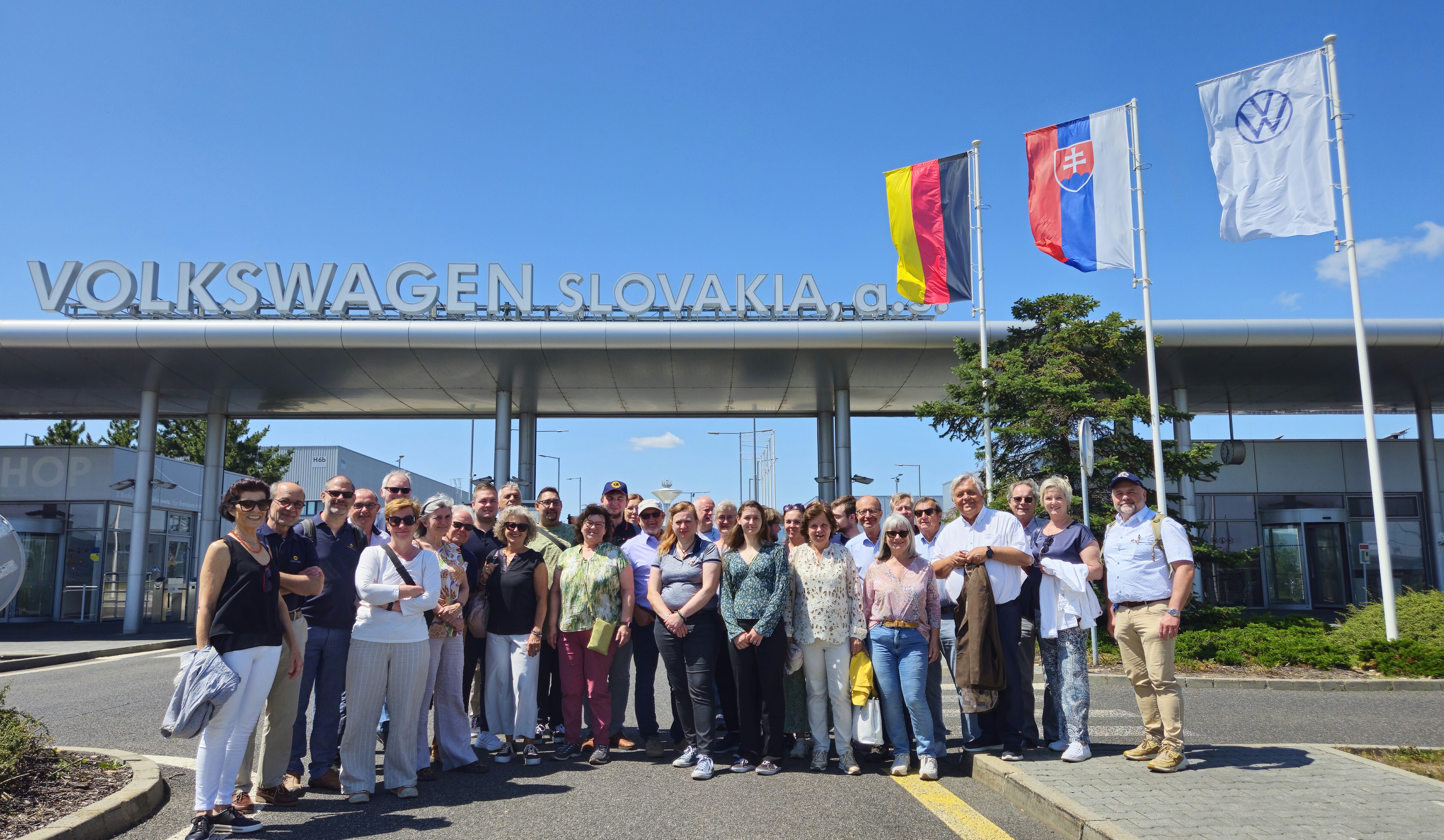 Gruppenfoto vor dem Volkswagenwerk Devinska Nova Ves